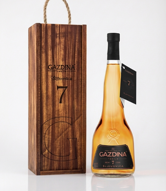 Rakija Šljivovica 7 godina 700ml – Gazdina Šljiva drveno pakovanje